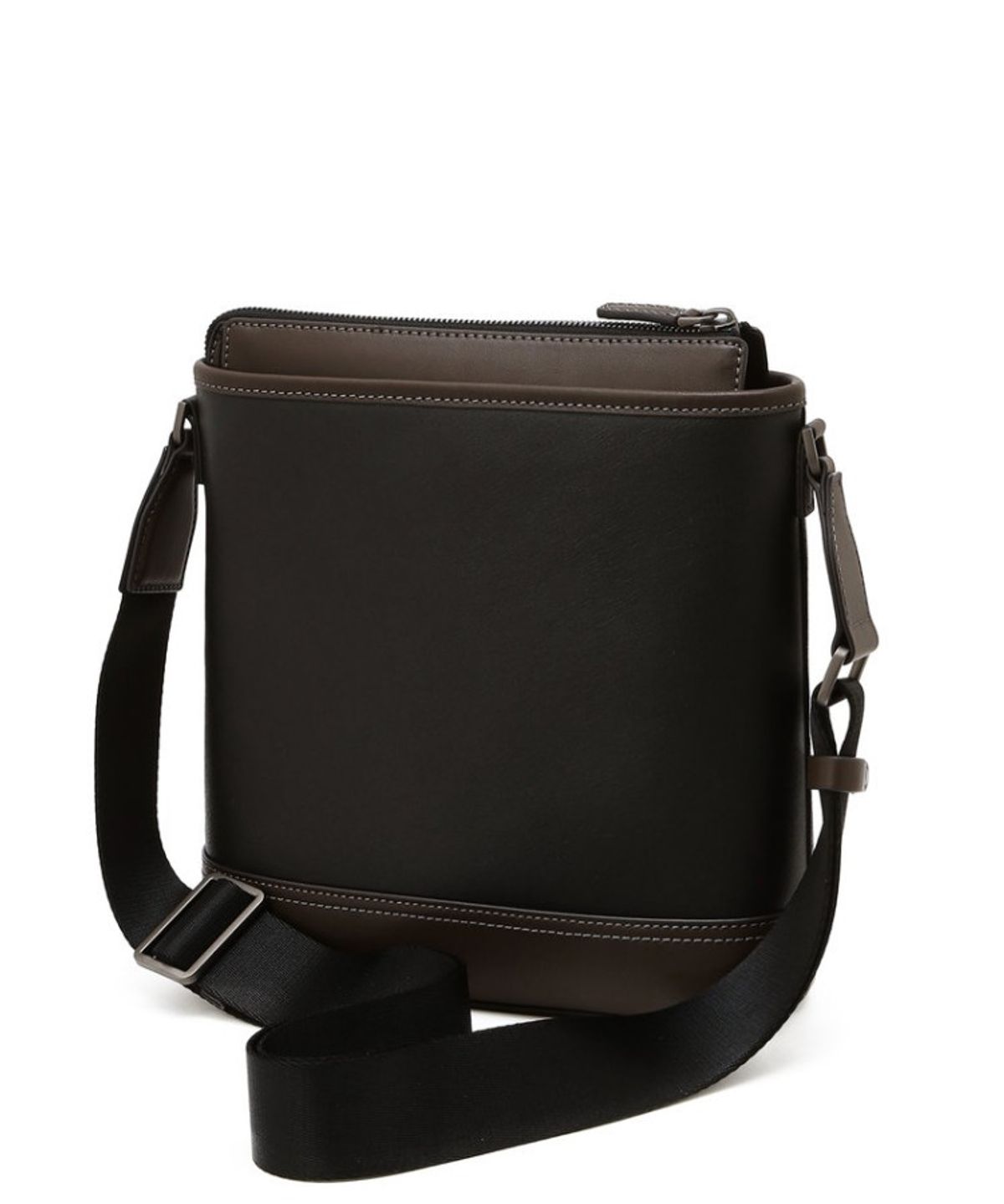 닥스 남성 액세서리(DAKS MEN'S ACCESSORIES) 블랙 로고장식 소가죽 크로스백_DBBA6E042BK