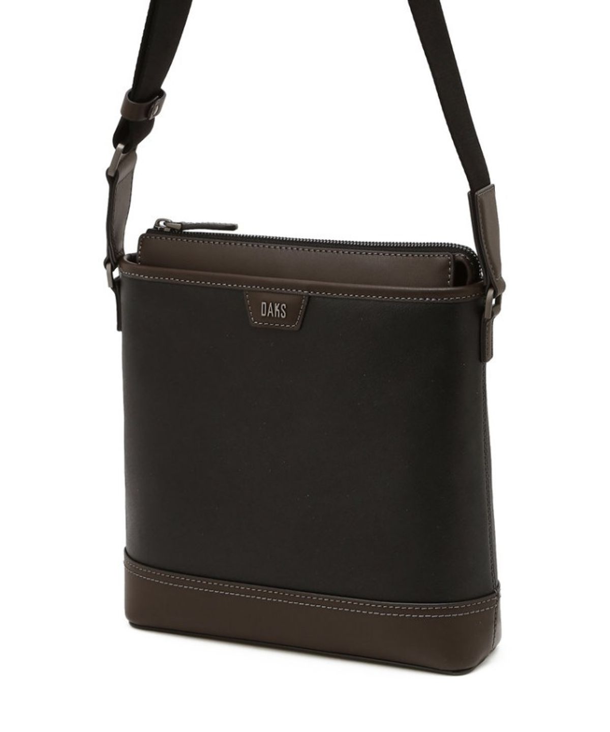 닥스 남성 액세서리(DAKS MEN'S ACCESSORIES) 블랙 로고장식 소가죽 크로스백_DBBA6E042BK