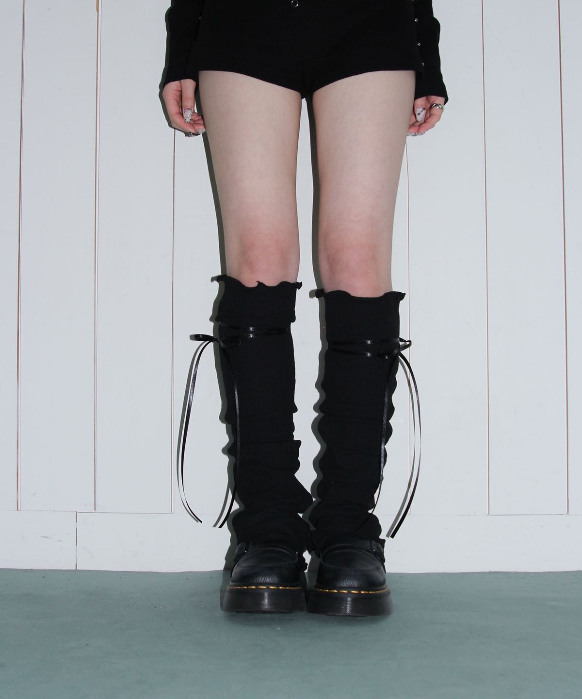 체리퀴리(CHERRYQUIRI) ribbon tie leg warmer - black