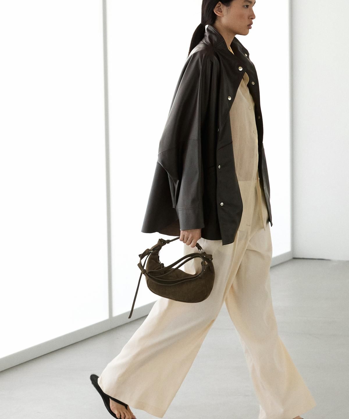 마시모두띠(MASSIMO DUTTI) 나파 가죽 케이프 재킷