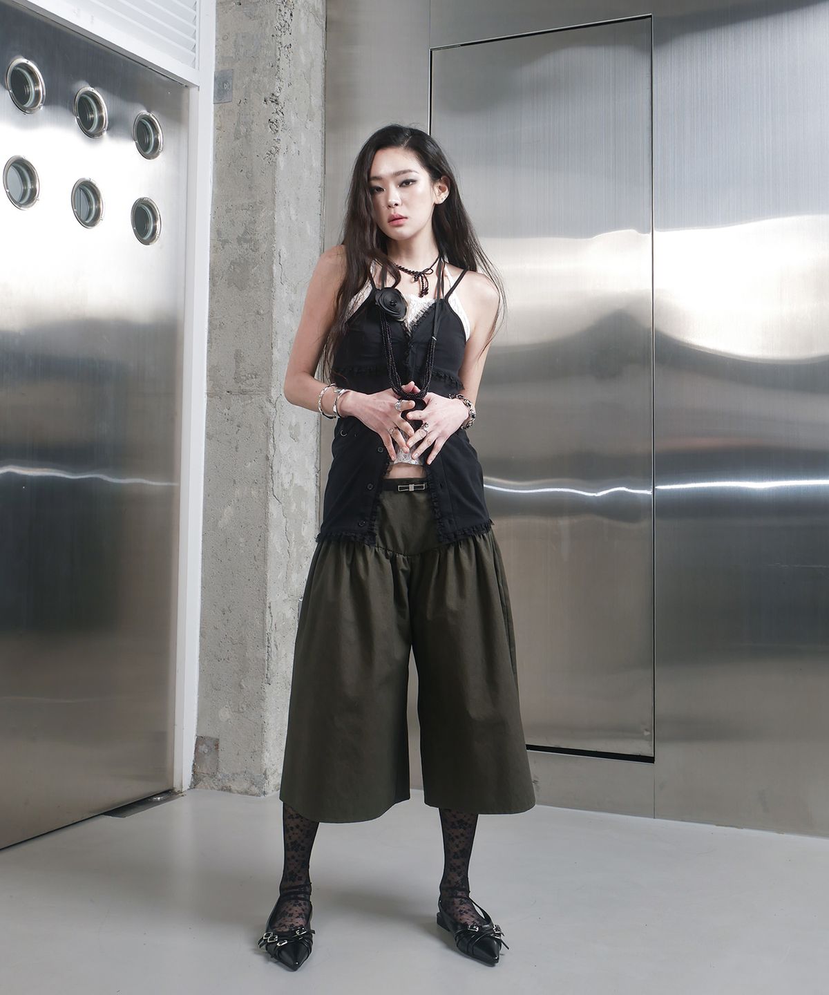 스틸레써디(STILLLETHARDY) 브이 요크 개더드 팬츠