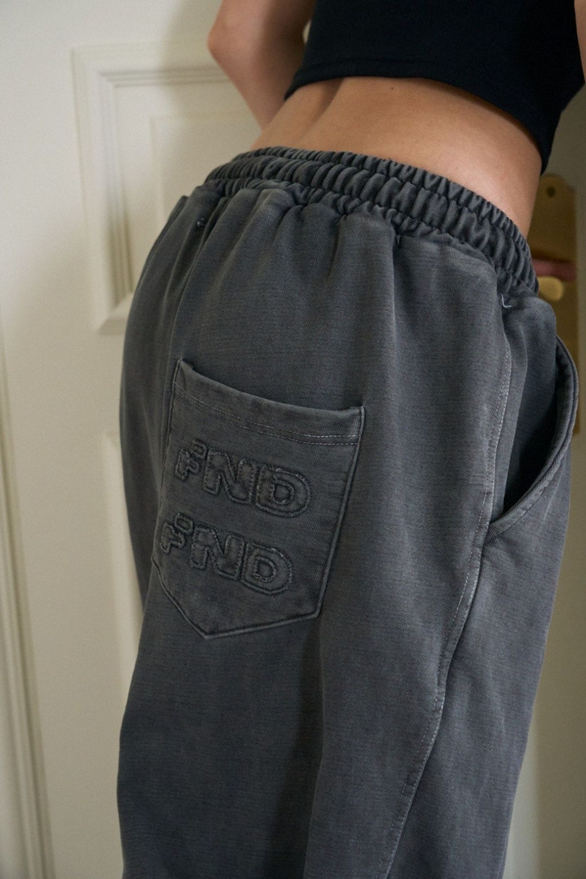 픈드픈드(FNDFND) FND logo sweat pants