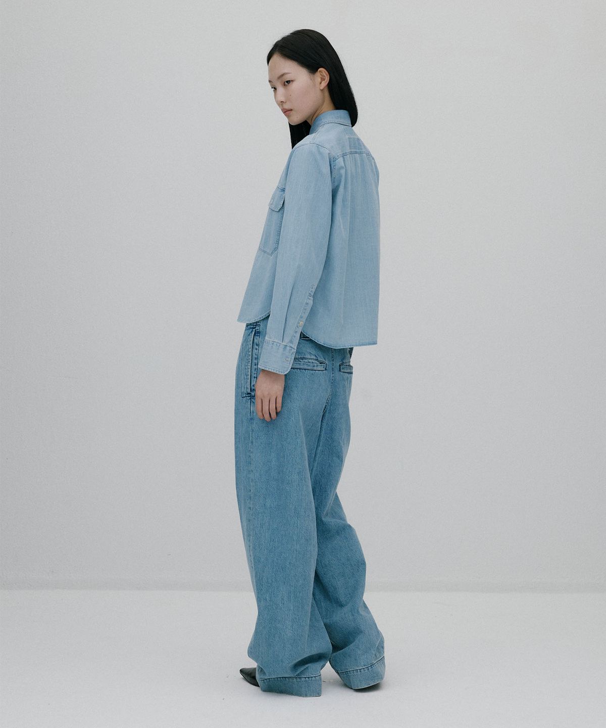 순진(SOONJEANS) 크롭 빅포켓 샴브레이 셔츠 [BLUE]