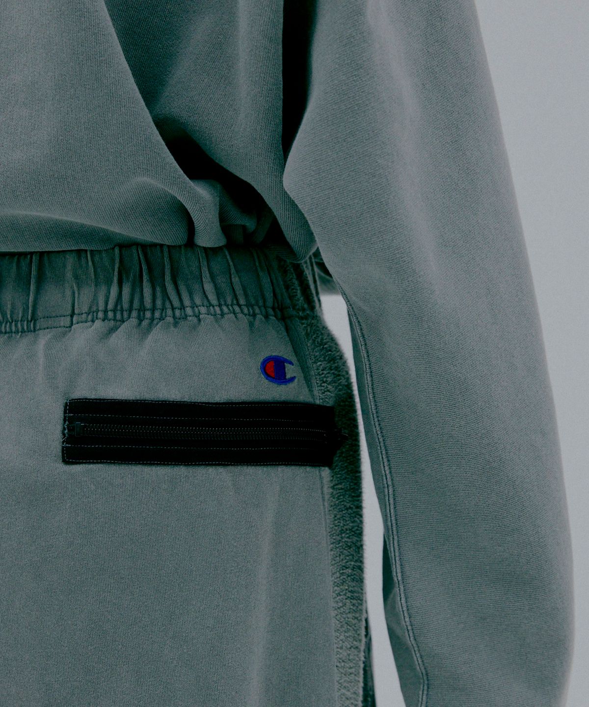 챔피온(CHAMPION) 챔피온 X 엔할리우드 사이드 테리 스웨트 팬츠 Dark Grey