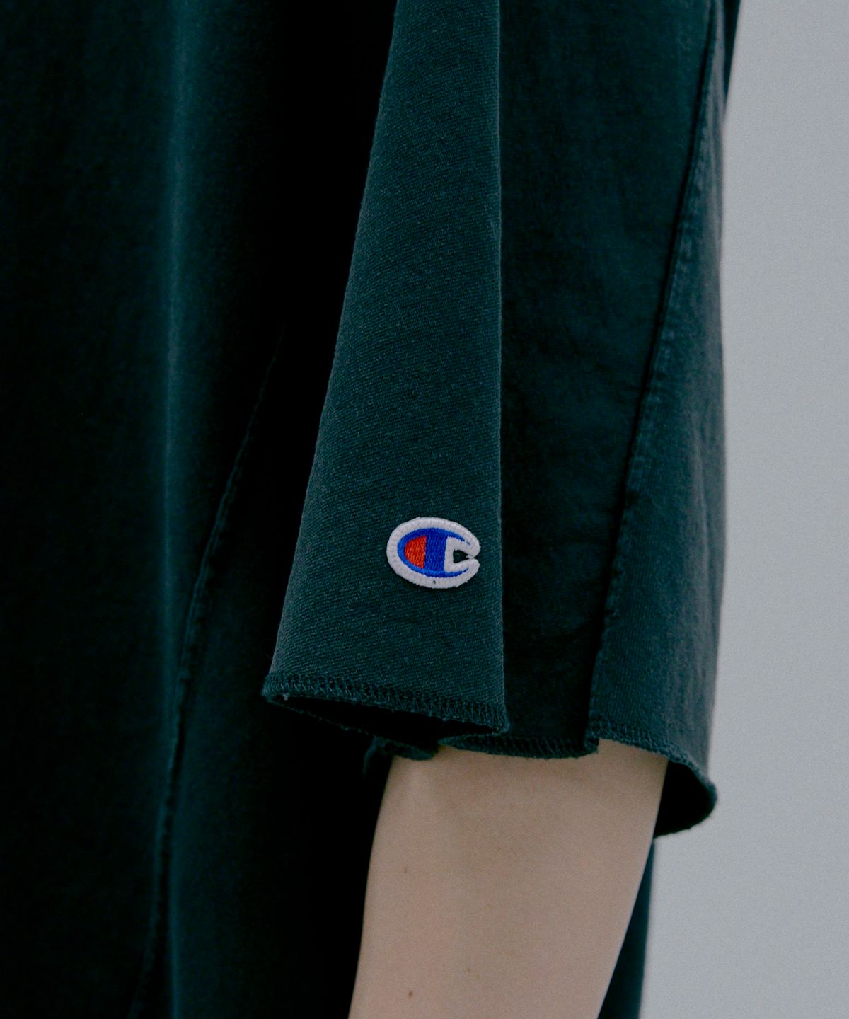 챔피온(CHAMPION) 챔피온 X 엔할리우드 리버서블 티셔츠 Off Black