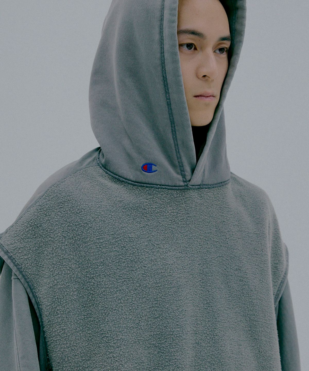 챔피온(CHAMPION) 챔피온 X 엔할리우드 리버서블 후드 슬리브리스 Dark Grey