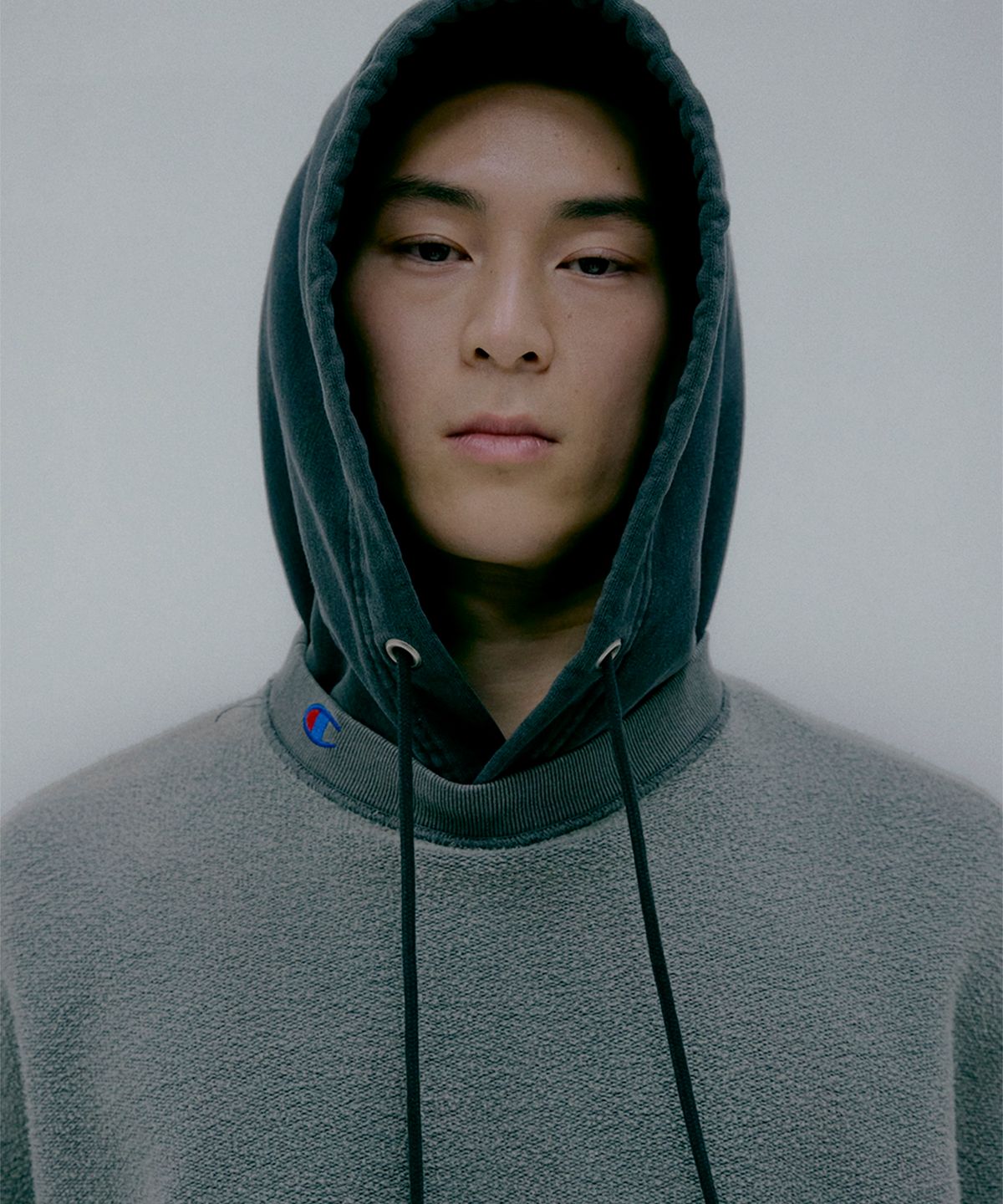챔피온(CHAMPION) 챔피온 X 엔할리우드 리버서블 크루넥 스웨트셔츠 Dark Grey