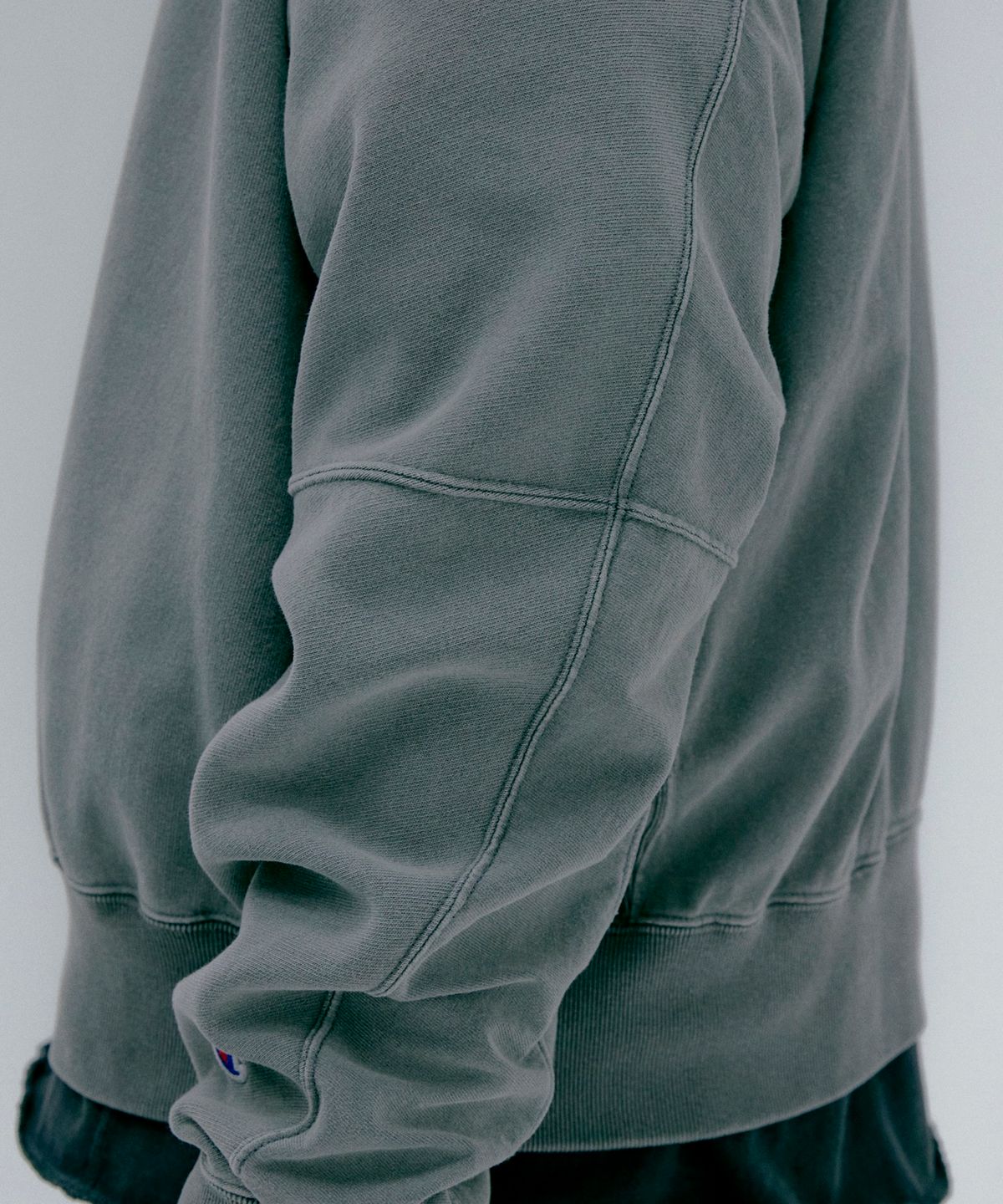 챔피온(CHAMPION) 챔피온 X 엔할리우드 리버서블 크루넥 스웨트셔츠 Dark Grey