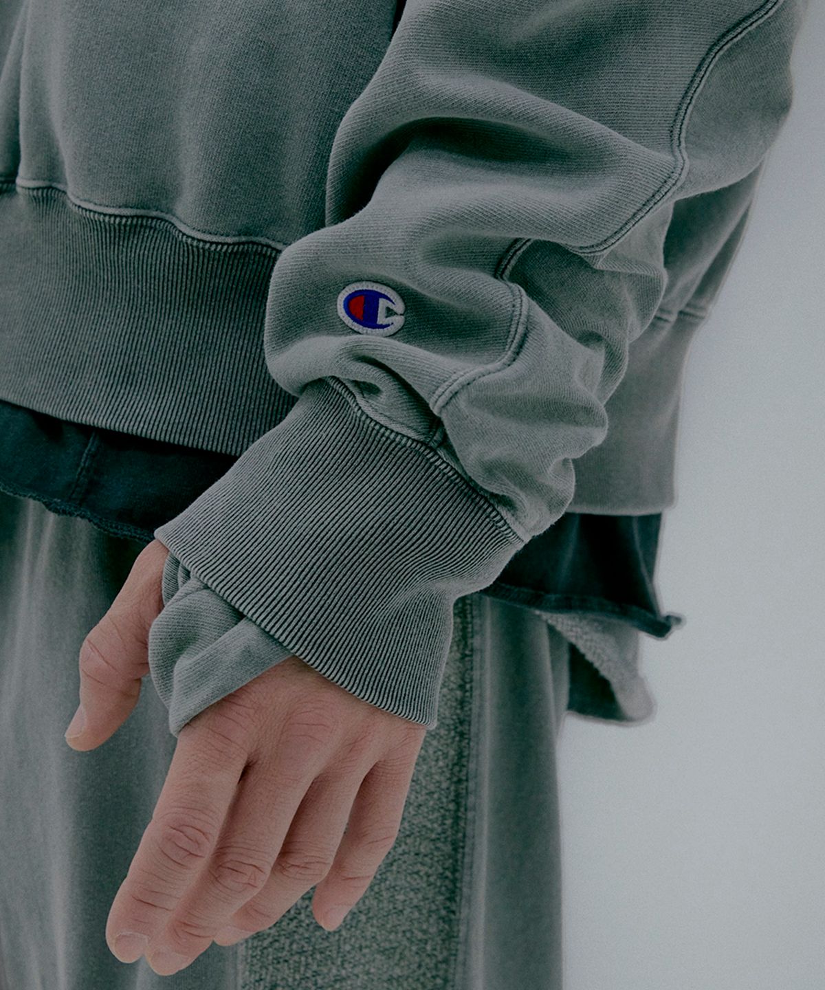 챔피온(CHAMPION) 챔피온 X 엔할리우드 리버서블 크루넥 스웨트셔츠 Dark Grey