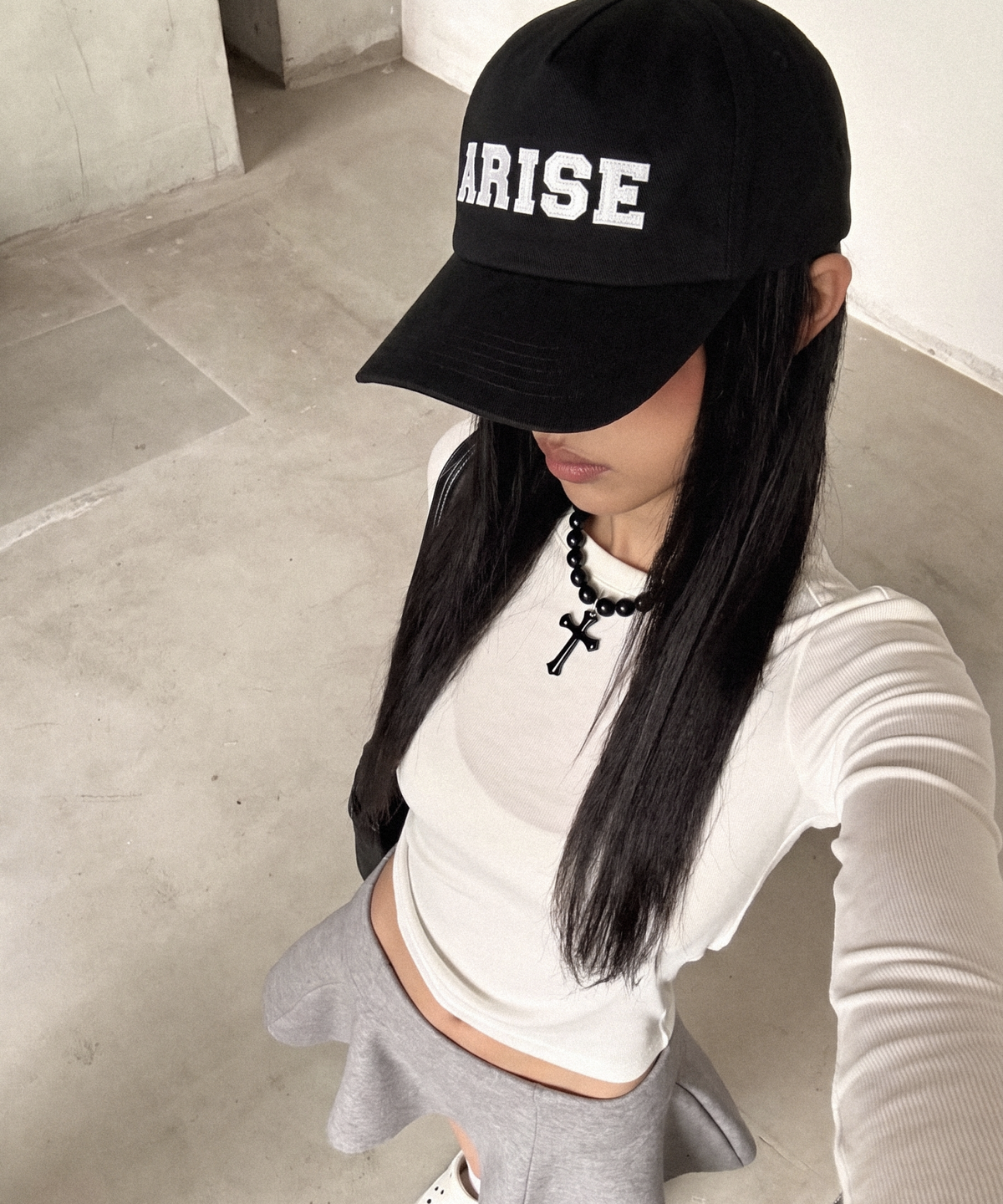 아르씨(ARCY) ARISE applique 5panel cap [Black]
