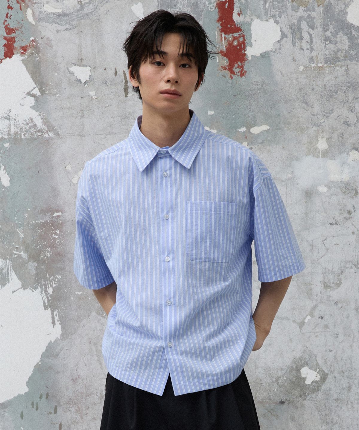 에이지오디(AGOD) 크롭 하프 스트라이프 셔츠 [스카이 블루]