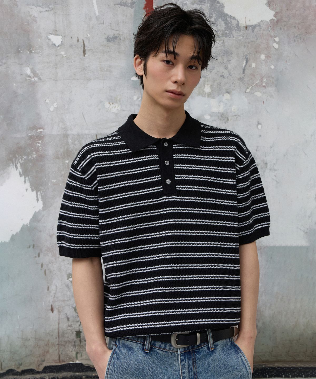 에이지오디(AGOD) 카라 버튼 스트라이프 하프 니트 [블랙]