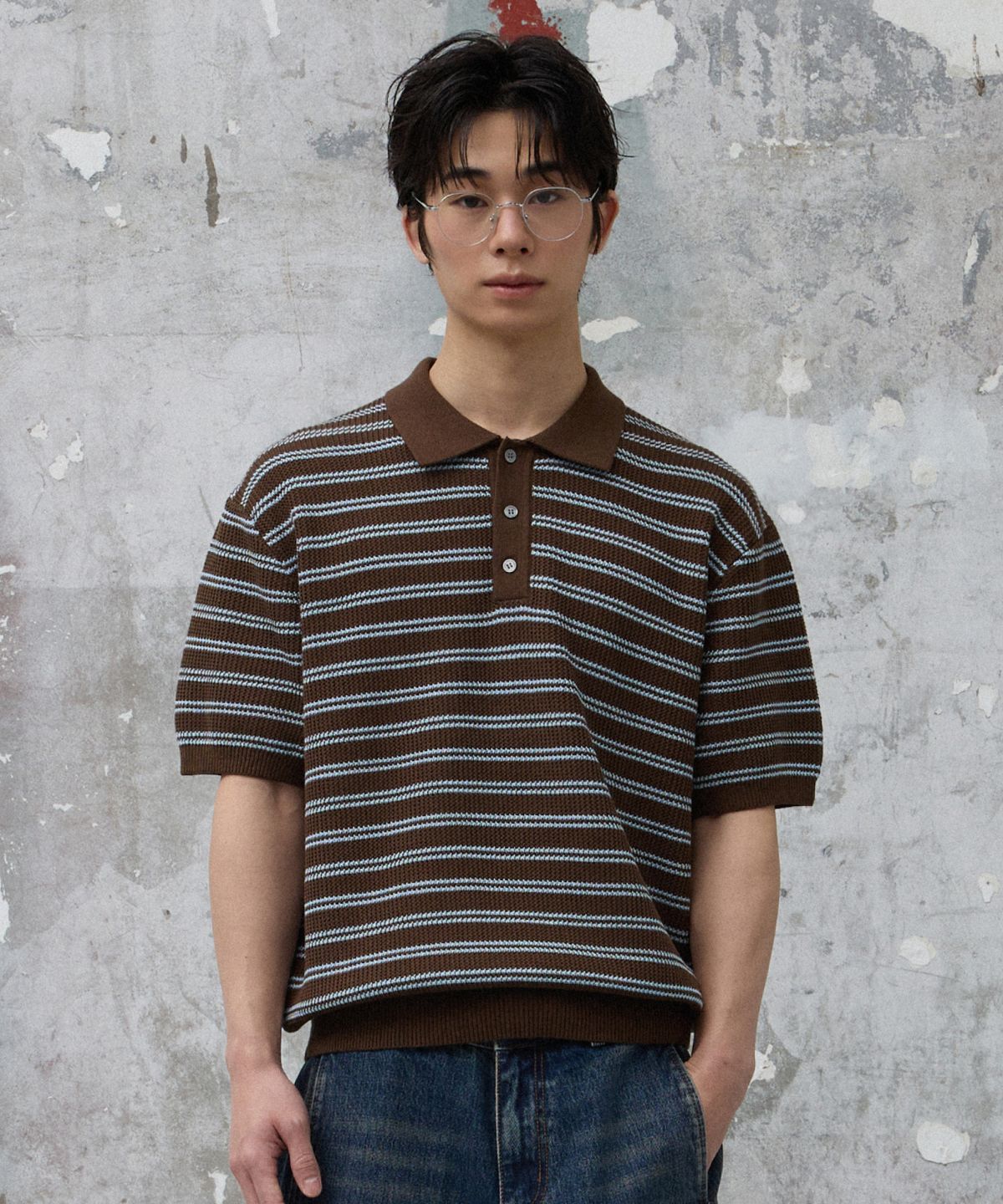에이지오디(AGOD) 카라 버튼 스트라이프 하프 니트 [브라운]