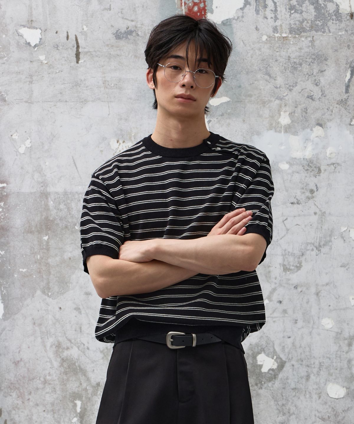 에이지오디(AGOD) 사이드 버튼 헨리넥 스트라이프 하프 니트 [블랙]