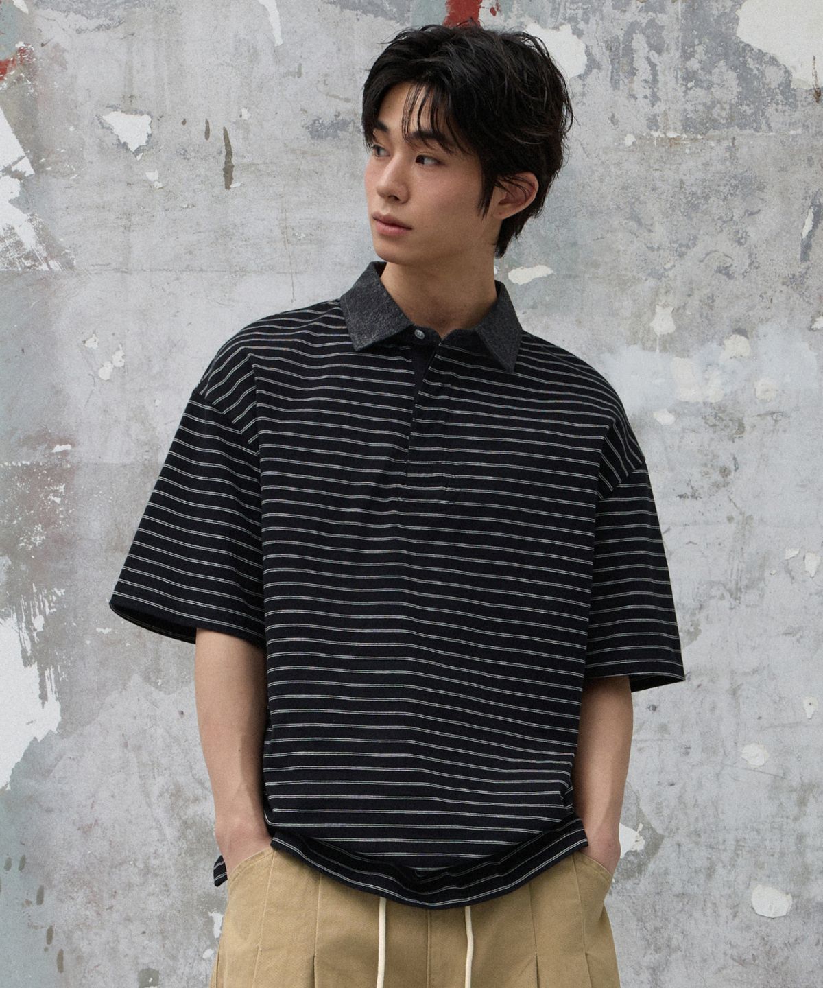 에이지오디(AGOD) 콘트라스트 데님 카라 스트라이프 하프 티셔츠 [블랙]