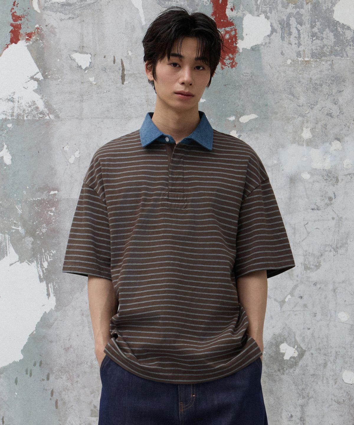 에이지오디(AGOD) 콘트라스트 데님 카라 스트라이프 하프 티셔츠 [브라운]