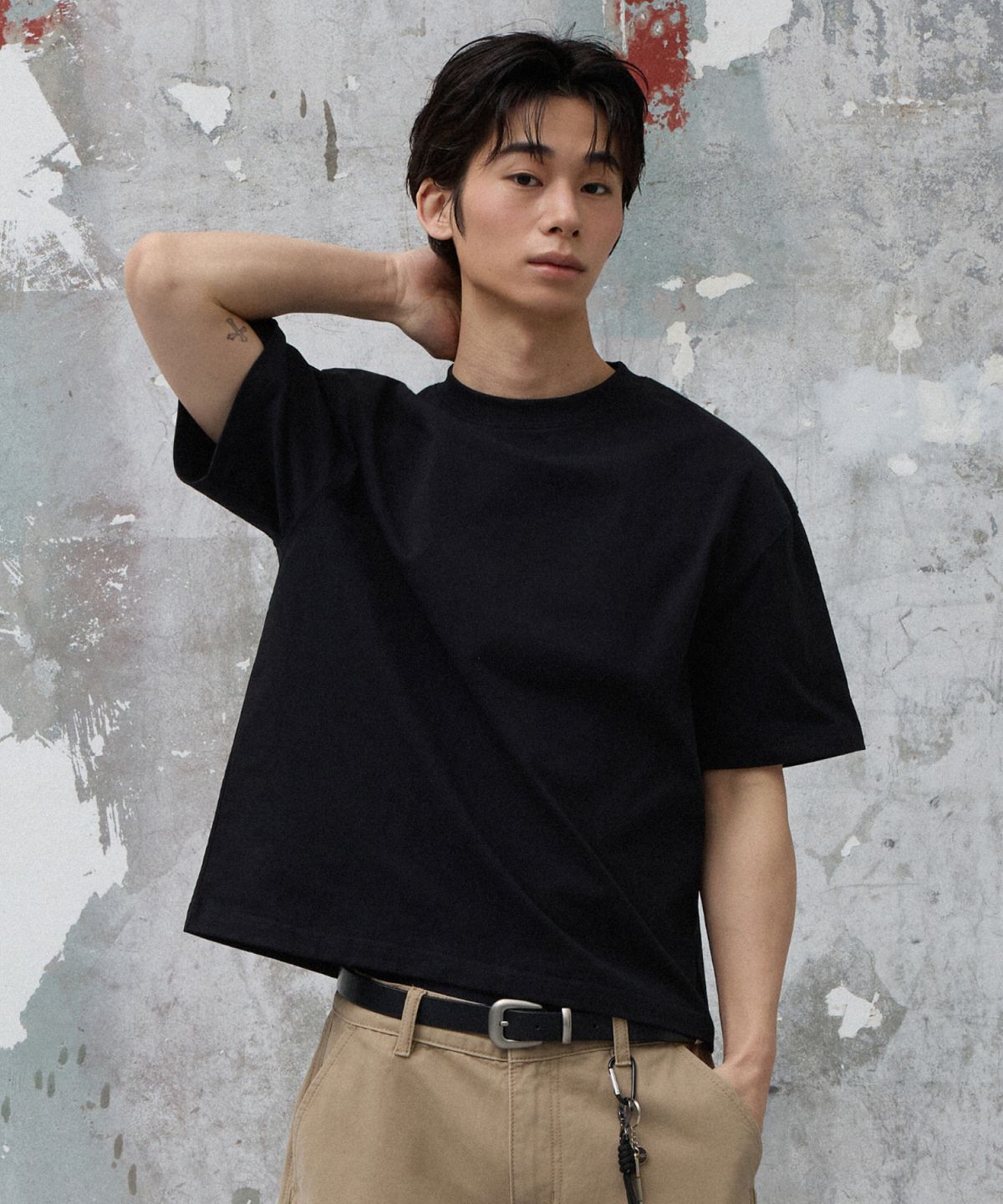 에이지오디(AGOD) 백 인시전 크롭 하프 티셔츠 [블랙]