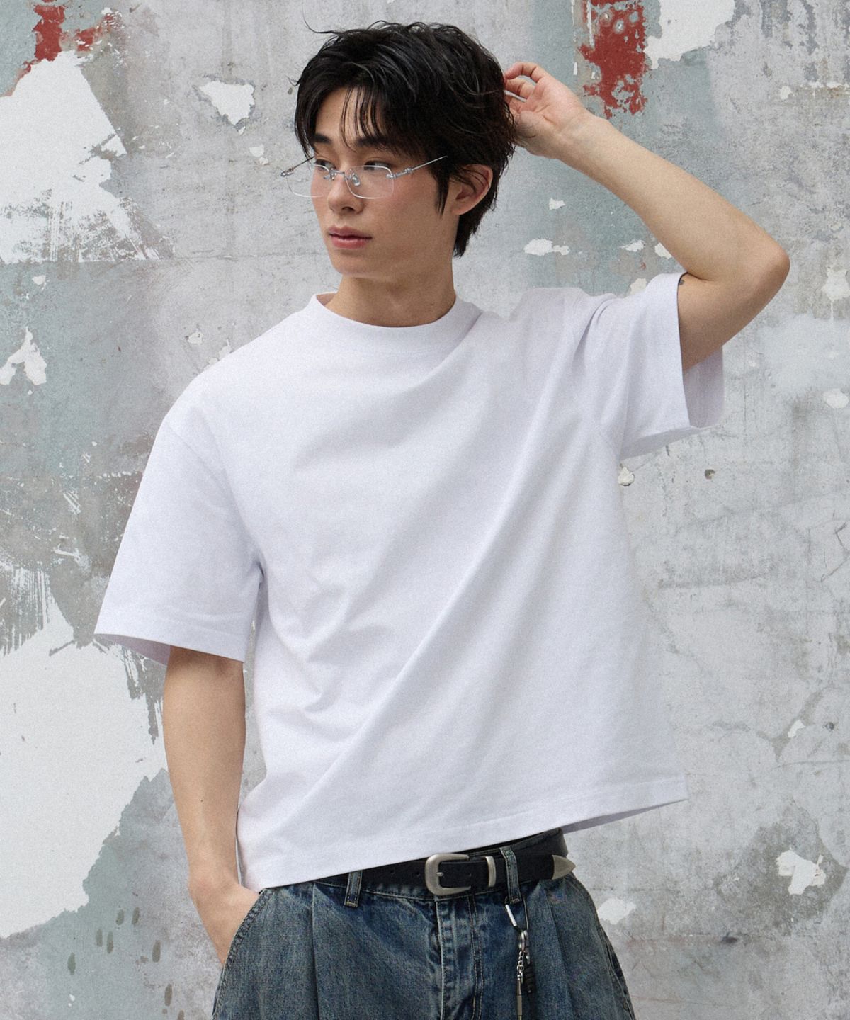 에이지오디(AGOD) 백 인시전 크롭 하프 티셔츠 [화이트]