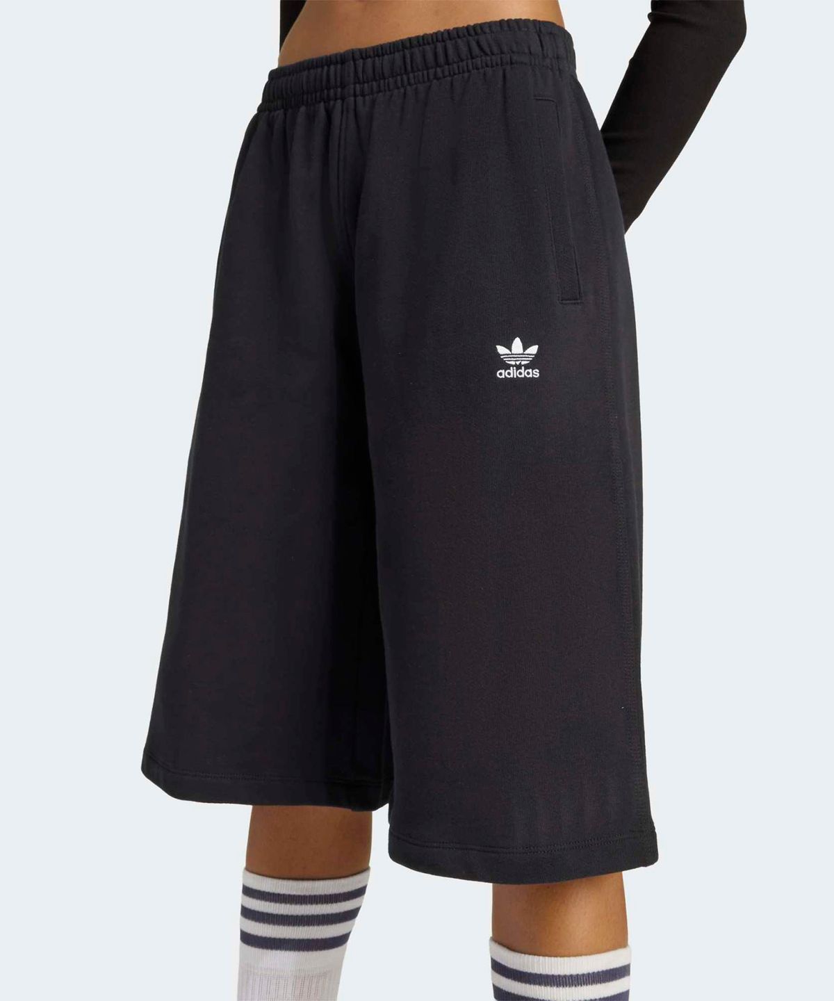 아디다스(ADIDAS) 에센셜 프렌치 테리 롱 숏 팬츠 - 블랙 / KC9165