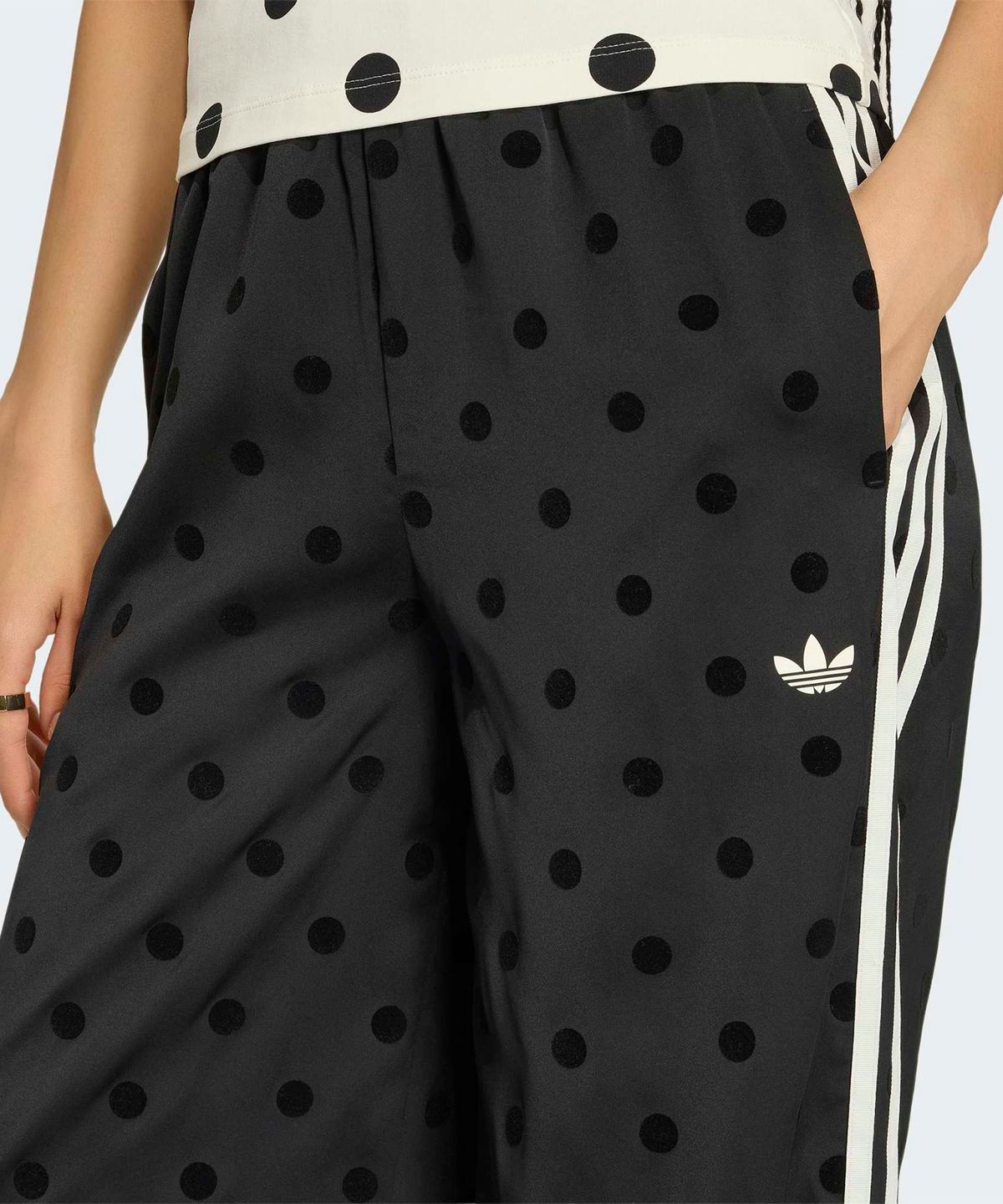 아디다스(ADIDAS) 새틴 폴카 닷 와이드 레그 팬츠 - 블랙 / KV1169