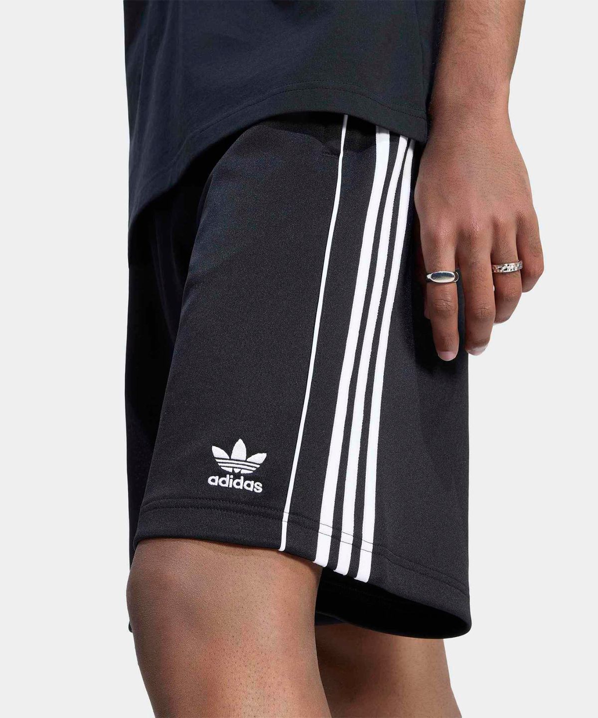 아디다스(ADIDAS) 슈퍼스타 숏 팬츠 - 블랙:화이트 / KW3551