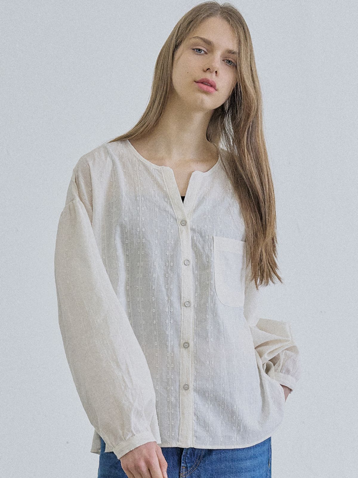 아방(AVANT-G) Flower Embroidery Blouse - IVORY