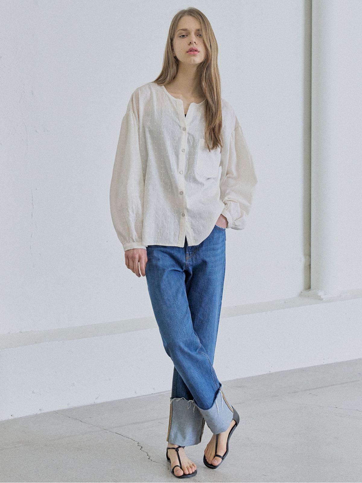 아방(AVANT-G) Flower Embroidery Blouse - IVORY