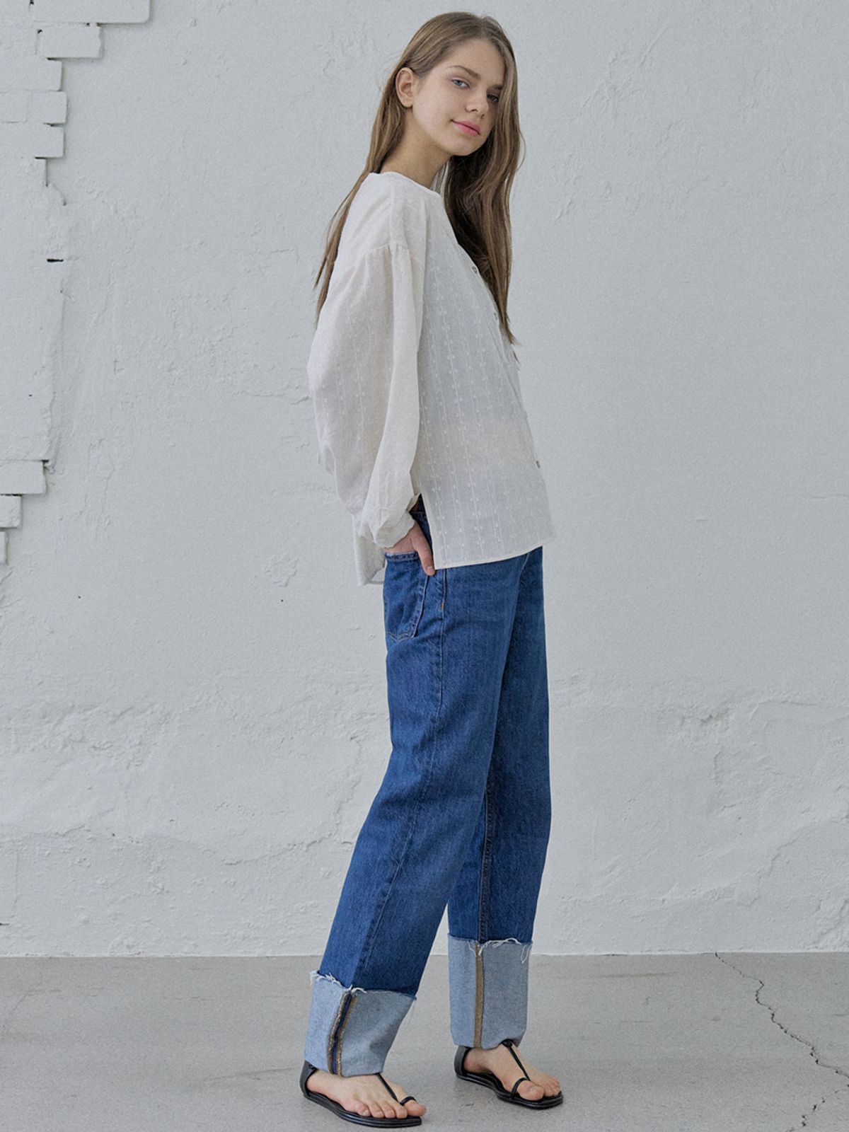 아방(AVANT-G) Flower Embroidery Blouse - IVORY