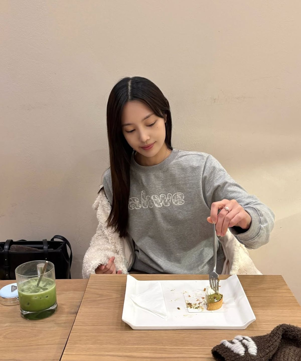 아위(AHWE) 아플리케 레터링 스웻셔츠_미스티그레이