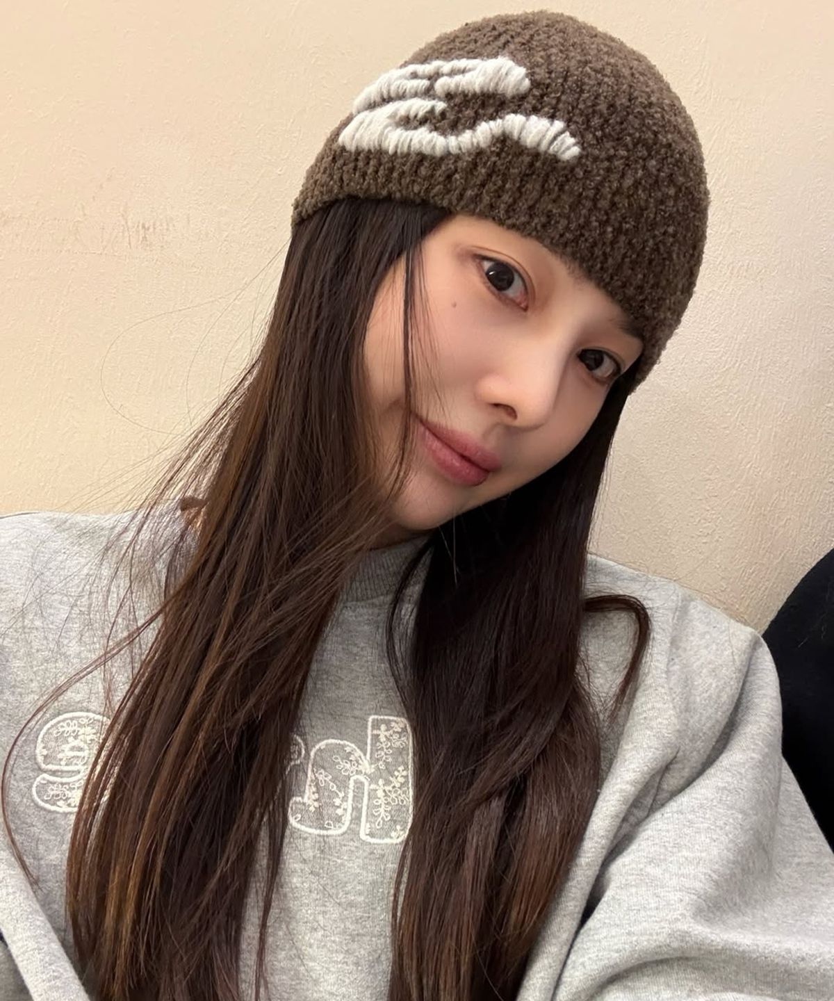 아위(AHWE) 아플리케 레터링 스웻셔츠_미스티그레이