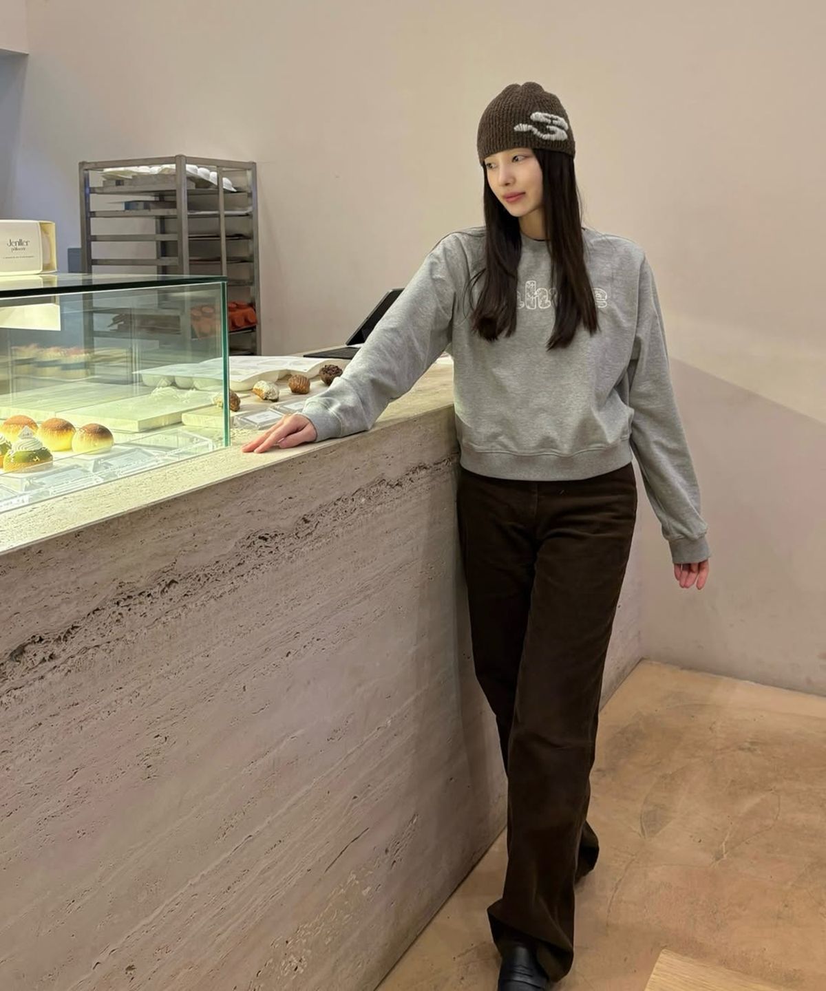 아위(AHWE) 아플리케 레터링 스웻셔츠_미스티그레이