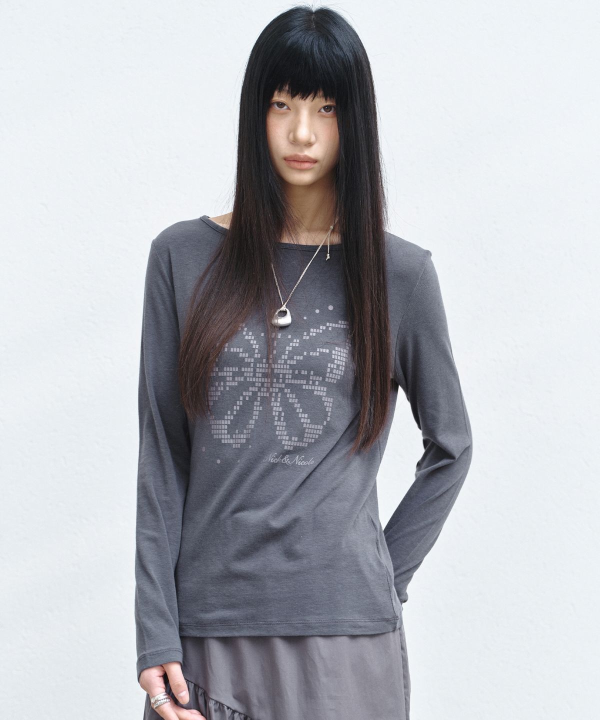 닉앤니콜(NICK&NICOLE) PIXEL BUTTERFLY GRAPHIC TOP_CHARCOAL