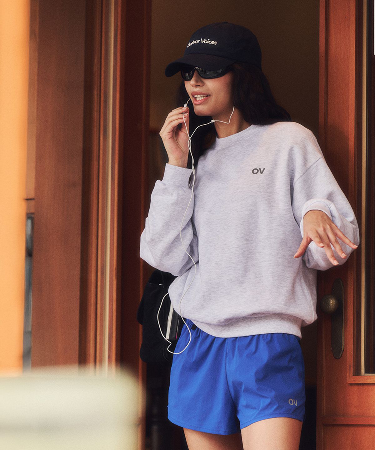 아웃도어 보이스(OUTDOOR VOICES) OV LOGO SWEATSHIRT (LIGHT HEATHER GRAY)