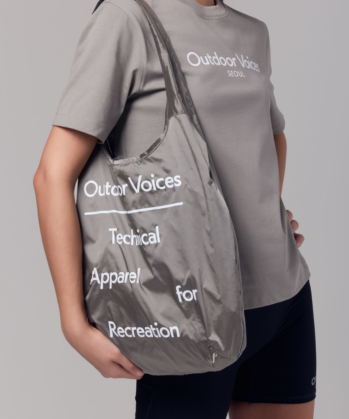 아웃도어 보이스(OUTDOOR VOICES) SEOUL EXCLUSIVE NYLON TOTE BAG (CHARCOAL)
