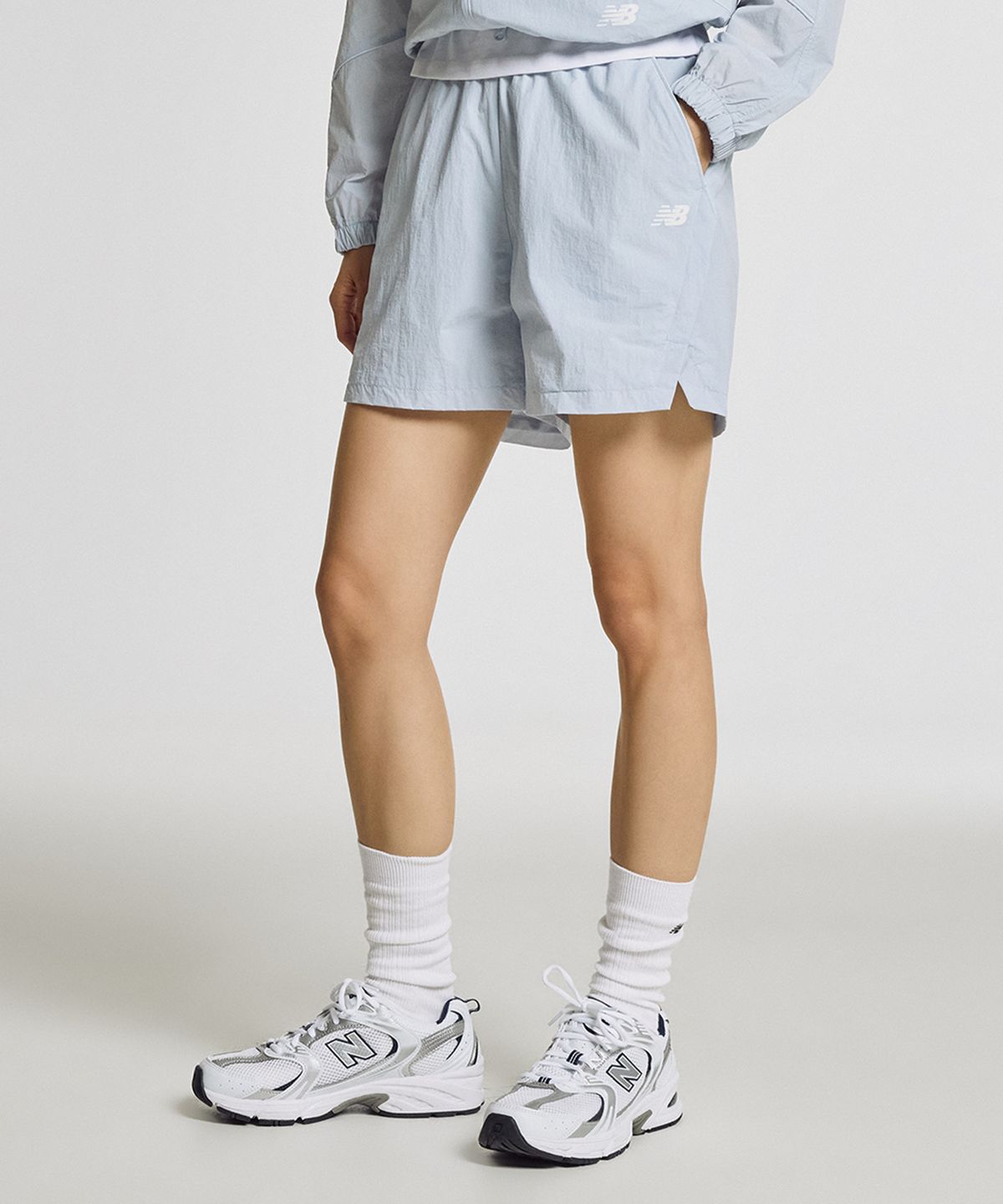 뉴발란스(NEW BALANCE) NBNVG2W412 / WOMEN 에센셜 경량 우븐 4부 쇼츠 (L/BLUE)