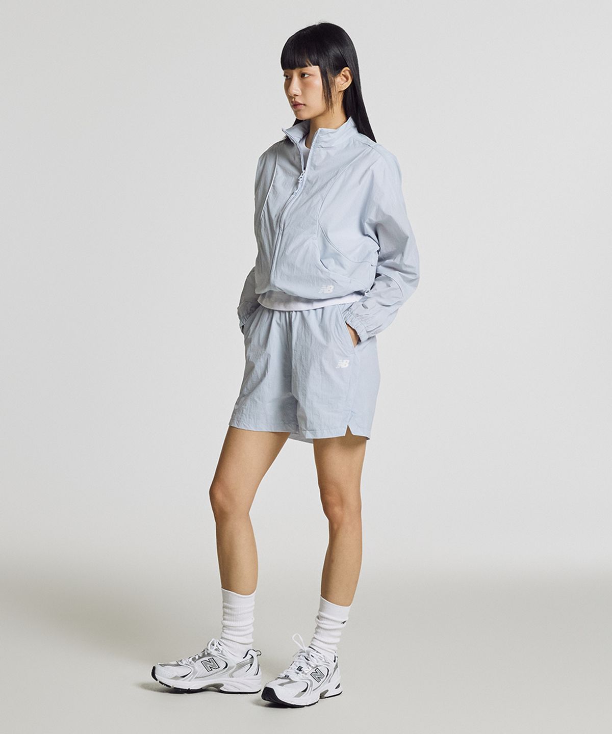 뉴발란스(NEW BALANCE) NBNVG2W412 / WOMEN 에센셜 경량 우븐 4부 쇼츠 (L/BLUE)