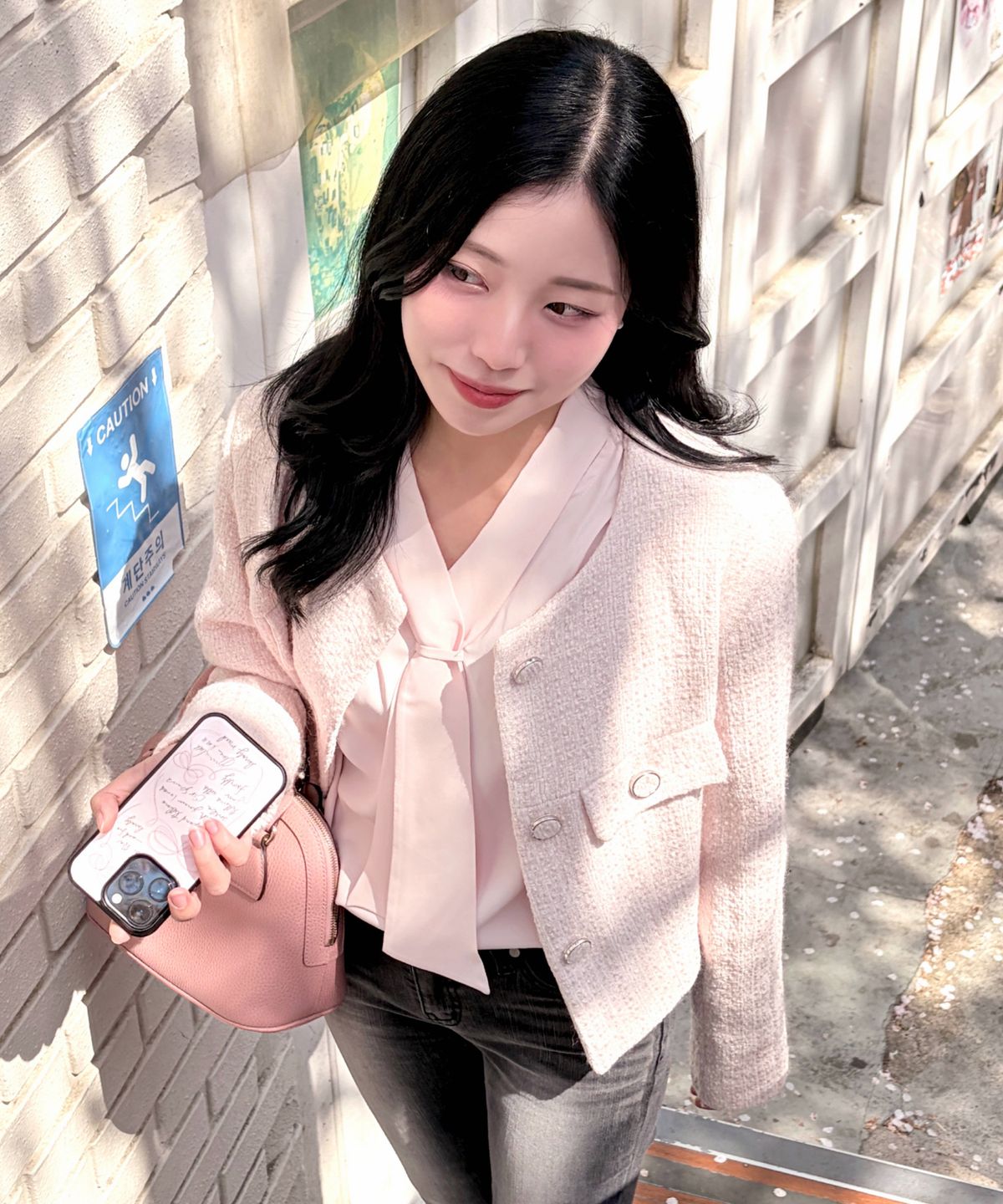 로엠(ROEM) 베이직 반팔 고정타이 블라우스 RMBLG24R04