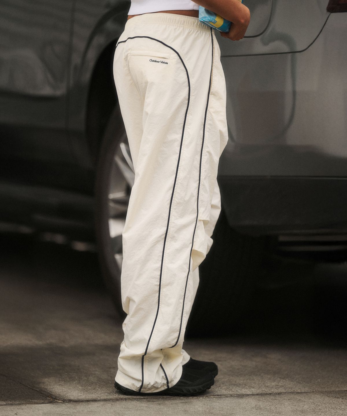 아웃도어 보이스(OUTDOOR VOICES) OV LOGO NYLON TRACK PANTS (OFF WHITE)