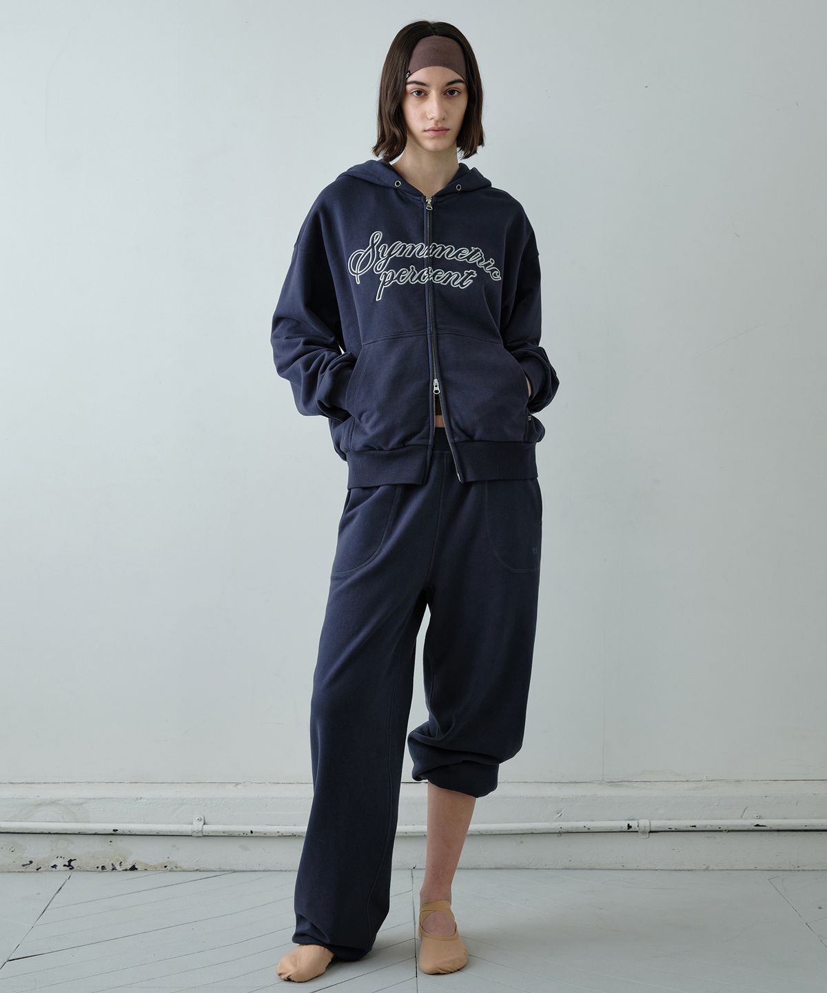 시메트릭 퍼센트(SYMMETRICPERCENT) Logo Zip-up Hoodie / Navy