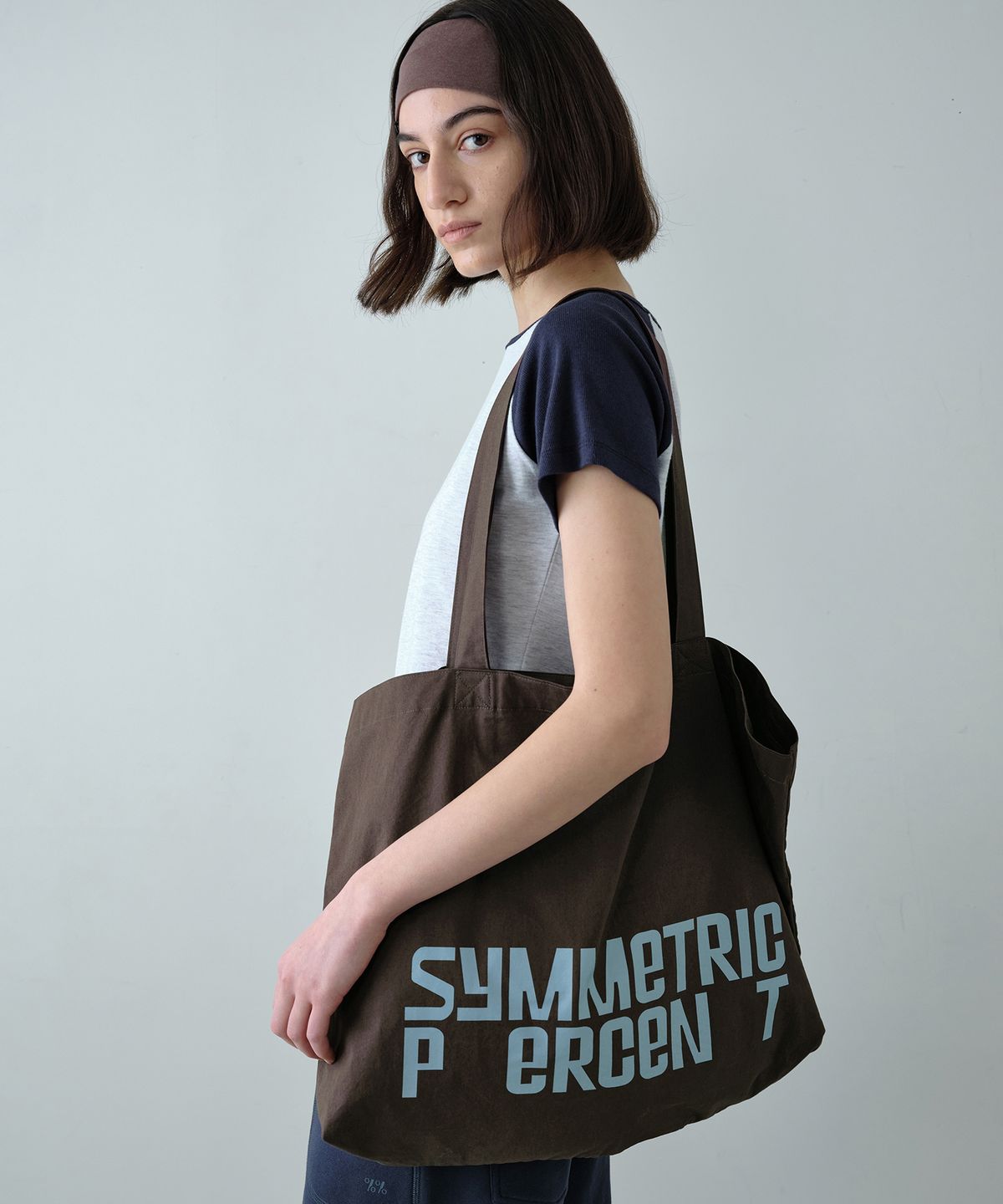 시메트릭 퍼센트(SYMMETRICPERCENT) Color Logo Cotton Bag / Brown