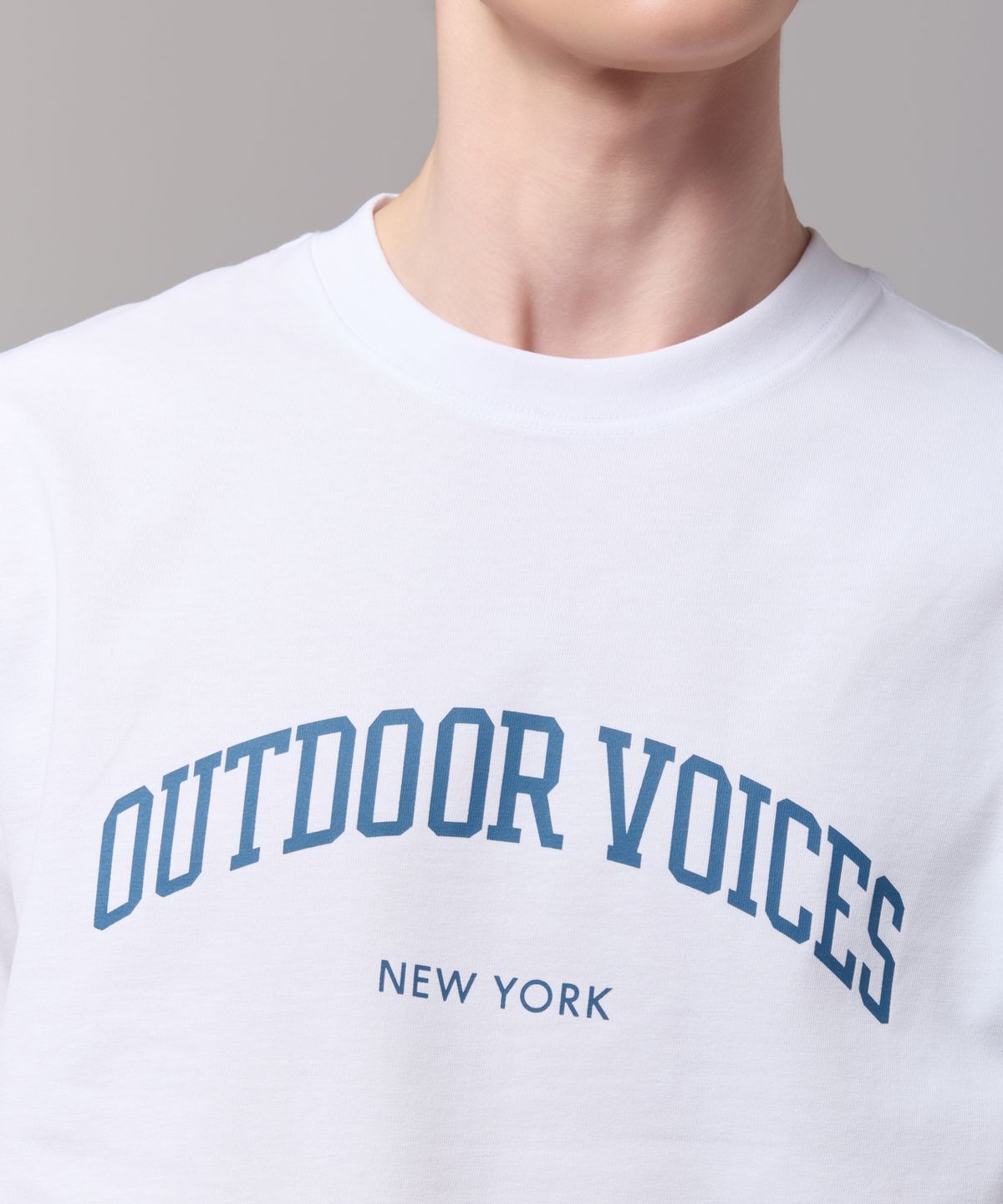 아웃도어 보이스(OUTDOOR VOICES) AirCorePro™ ARCH LOGO TEE (WHITE)