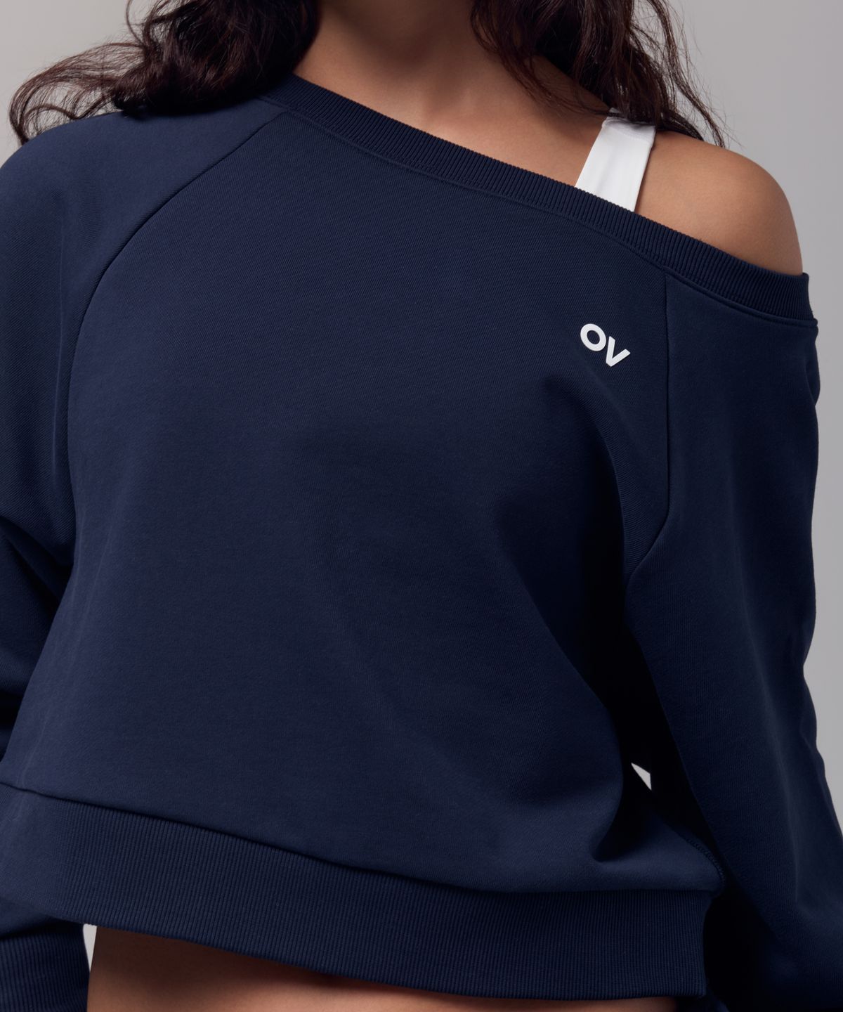 아웃도어 보이스(OUTDOOR VOICES) (W)OV LOGO OFF-SHOULDER SWEATSHIRT (LIGHT HEATHER GRAY)