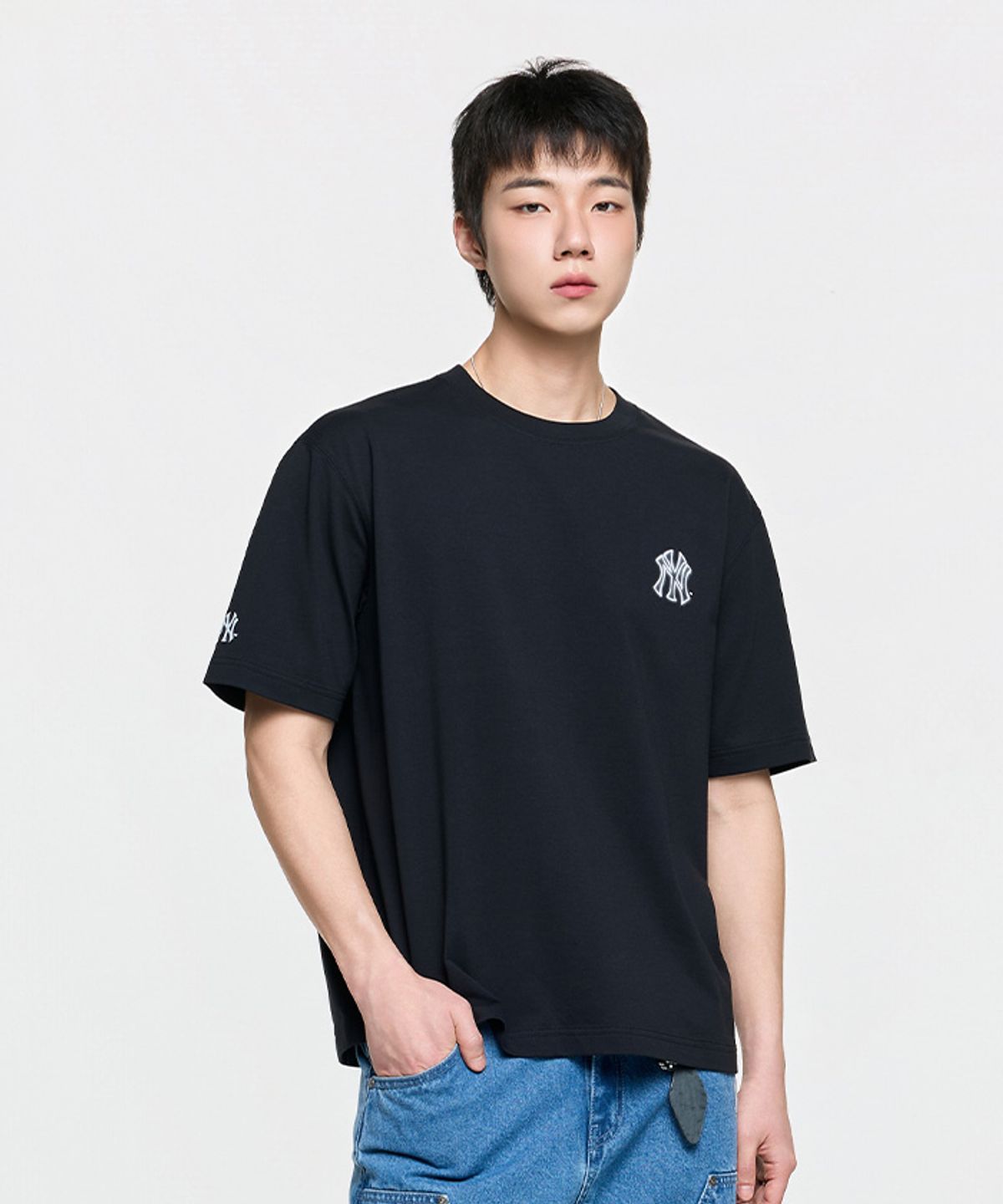 엠엘비(MLB) 베이직 등판 스트릿 로고 오버핏 반팔 티셔츠 NY (Black)