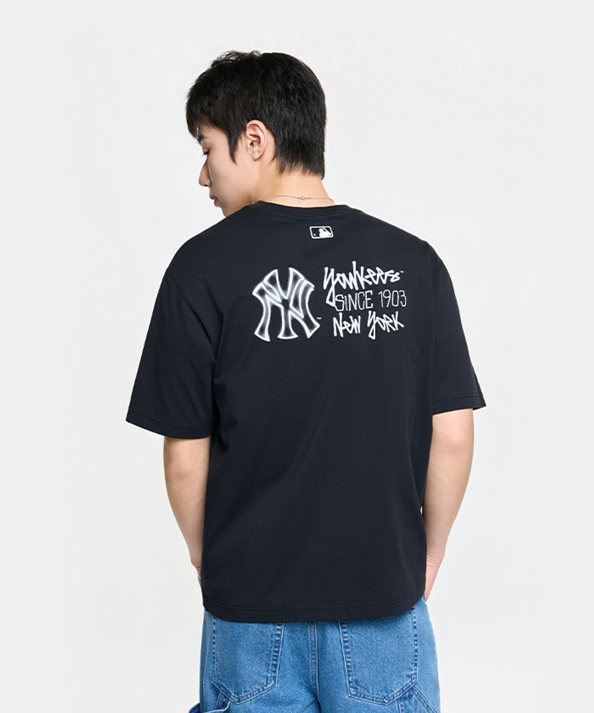 엠엘비(MLB) 베이직 등판 스트릿 로고 오버핏 반팔 티셔츠 NY (Black)