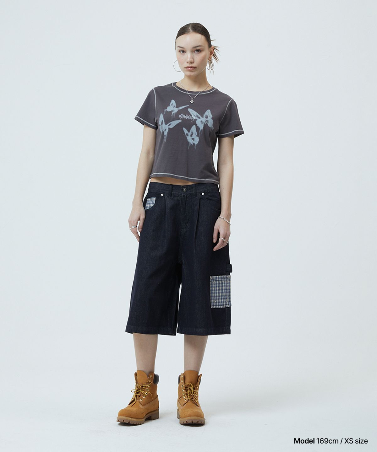 마하그리드(MAHAGRID) PIGMENT BUTTERFLY GOTH CROP TEE CHARCOAL(MG2GMFT533A)