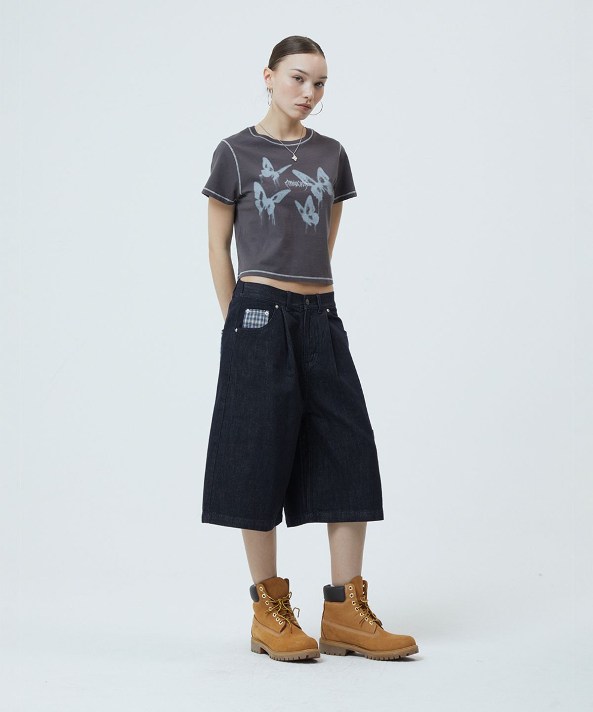 마하그리드(MAHAGRID) PIGMENT BUTTERFLY GOTH CROP TEE CHARCOAL(MG2GMFT533A)