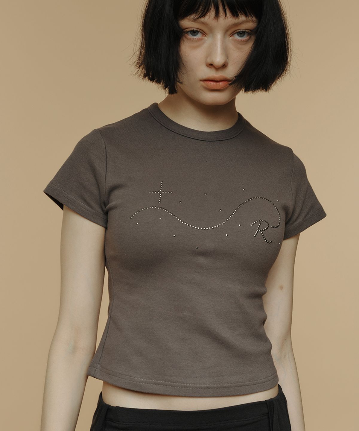 로맨티누어(ROMANTINUER) Signature R Wave Crop Cotton T-Shirt (Charcoal)