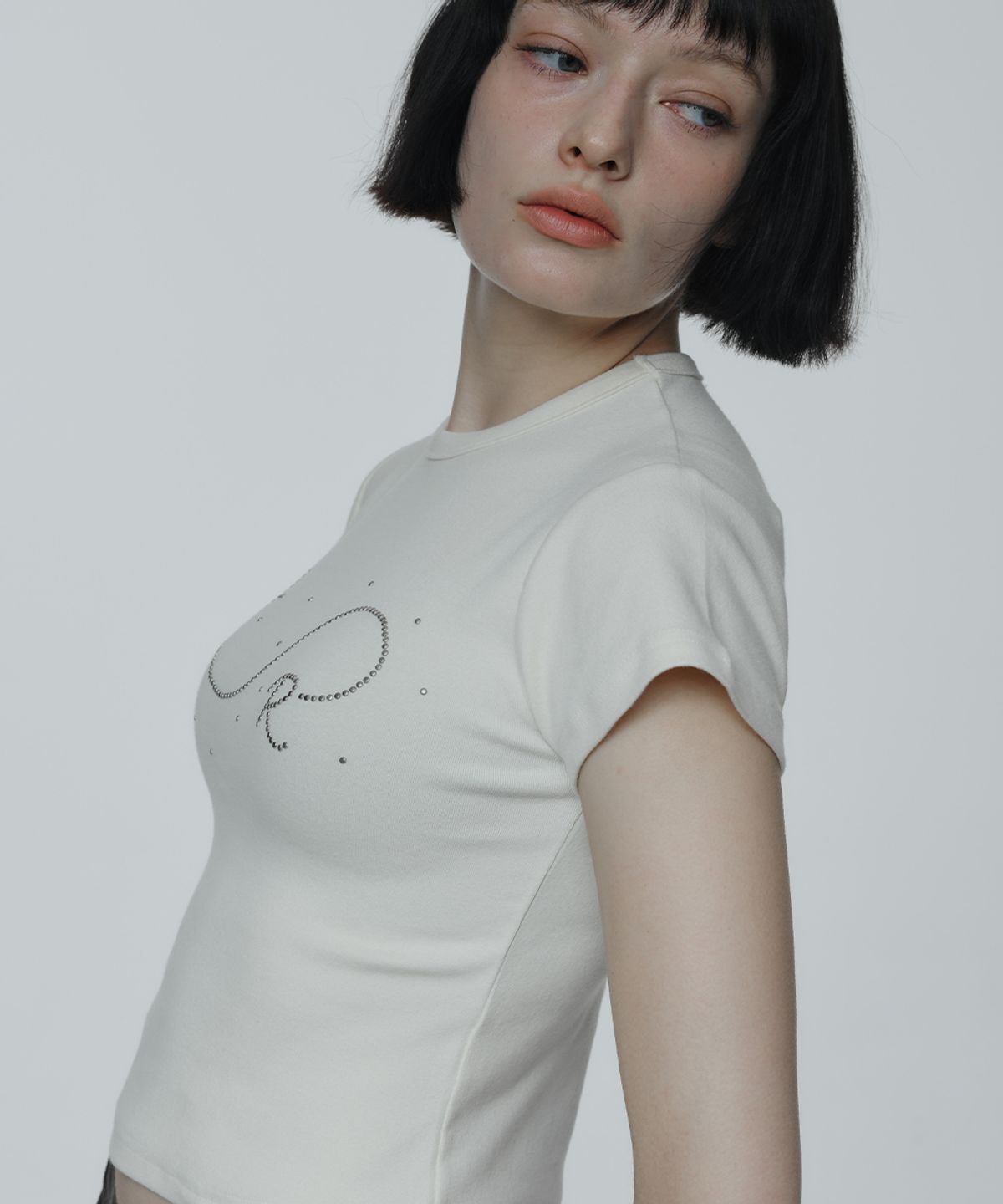 로맨티누어(ROMANTINUER) Signature R Wave Crop Cotton T-Shirt (Cream)