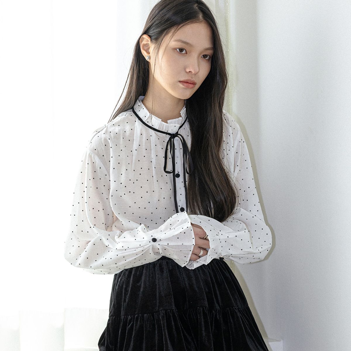 랭썬(LANGSON) LS_Velvet ribbon dot blouse_2color