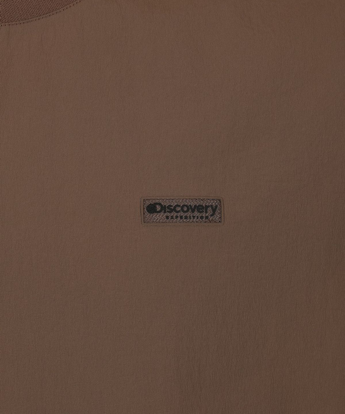 디스커버리 익스페디션(DISCOVERY EXPEDITION) 유니 프레시벤트 에센셜 우븐 반팔티셔츠 (D/BROWN)